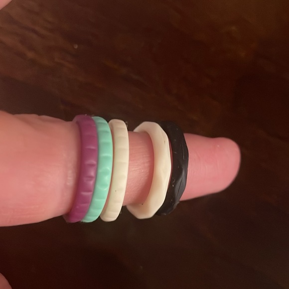 Bundle of 5 silicone rings size 6 - set of 3 are Enso, black&white are unbranded - Picture 3 of 3